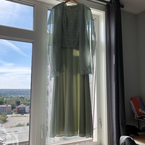 VINTAGE Karen Miller Sage Green Beaded Gown with Shawl  Size 8 - Picture 13 of 13